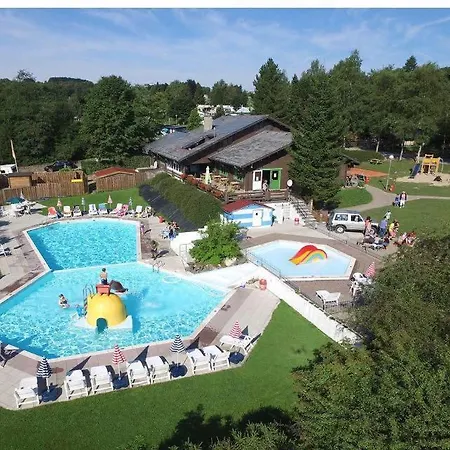 Op Recreatiepark Petite Suisse Met Zwembad بيت للعطل Dochamps
